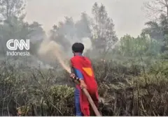Pemuda Berkostum 'Superman' Ikut Padamkan Karhutla di Palangka Raya
