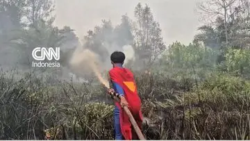 Pemuda Berkostum 'Superman' Ikut Padamkan Karhutla di Palangka Raya