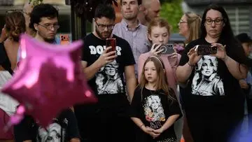 Penggemar Beri Penghormatan Terakhir untuk Dolly Parton dalam Momen Emosional