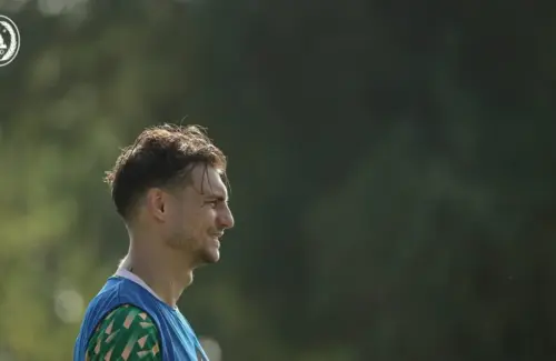Stefan Ashkovski Bagikan Pengalaman Hadapi Bintang Dunia kepada Pemain Muda PSS Sleman