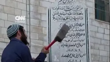 Politikus Israel Hancurkan Monumen Palestina dengan Palu Godam