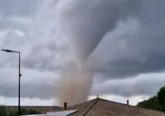 Tornado Mengamuk di Langit Carcassonne, Prancis