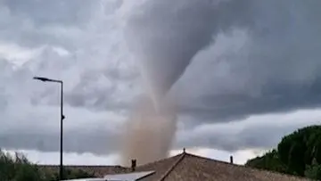 Tornado Mengamuk di Langit Carcassonne, Prancis