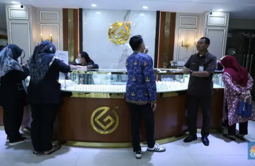 Harga Emas Batangan Kompak Turun Seiring Pelemahan Nilai Dolar AS