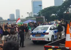 Pendemo Coba Terobos Blokade Tol Dalam Kota untuk Kirim Ambulans dan Logistik ke DPR