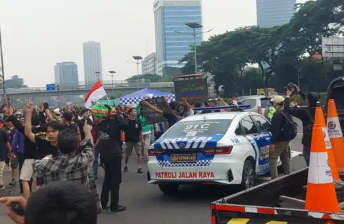 Pendemo Coba Terobos Blokade Tol Dalam Kota untuk Kirim Ambulans dan Logistik ke DPR