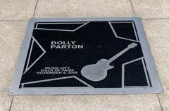 Donasi Jutaan Dolar Dolly Parton Dorong Riset Vaksin COVID-19