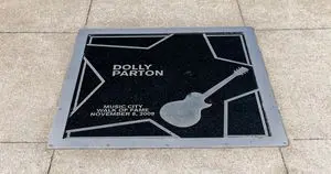 Donasi Jutaan Dolar Dolly Parton Dorong Riset Vaksin COVID-19