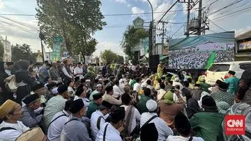 Ribuan Santri Sambut Prabowo di Muktamar ke-35 NU Jombang
