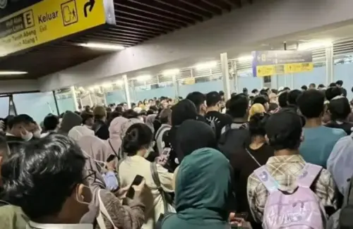 Kerumunan Warga di Rel Palmerah-Tanah Abang Paksa KAI Commuter Lakukan Rekayasa Rute Green Line