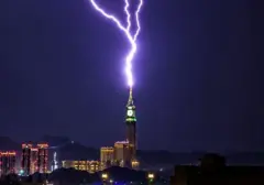 Kilatan Petir Sambangi Menara Jam Makkah Saat Badai Mengamuk