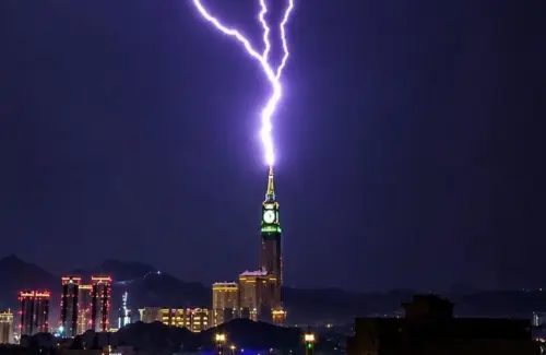 Kilatan Petir Sambangi Menara Jam Makkah Saat Badai Mengamuk