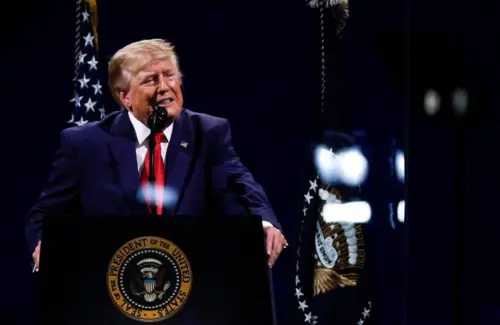 Trump Ancang-ancang Tarif Baru Produk Teknologi, Sinyal Ketegangan Perdagangan Global