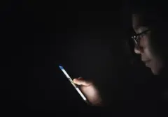 Bahaya Kebiasaan 'Scrolling' Ponsel Sebelum Tidur Bagi Otak