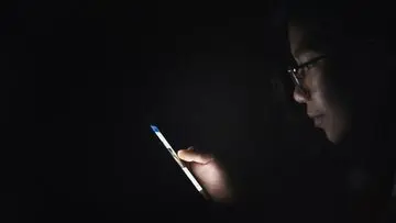 Bahaya Kebiasaan 'Scrolling' Ponsel Sebelum Tidur Bagi Otak