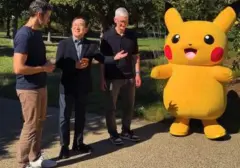 Pikachu Kunjungi Apple Park, Tim Cook Ingatkan Bahaya Kolam