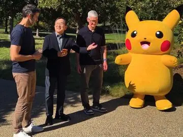 Pikachu Kunjungi Apple Park, Tim Cook Ingatkan Bahaya Kolam