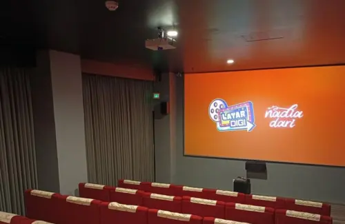 Jaksinema: Bioskop Mini di Rusun Pasar Rumput Sajikan Film 'Turun Tayang'