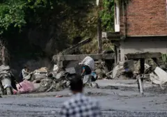 Dua Pria Ditangkap Curi Anting Emas dari Jenazah Korban Banjir Bandang Nepal