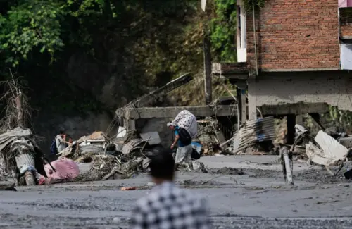 Dua Pria Ditangkap Curi Anting Emas dari Jenazah Korban Banjir Bandang Nepal