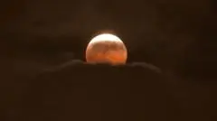 Gerhana Bulan 'Blood Moon' Terlihat di Langit Malam Sebagian Dunia