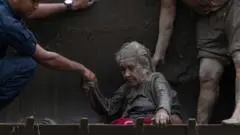 Nenek 97 Tahun Selamat dari Banjir Bandang Nepal, Diselamatkan dengan Ekskavator