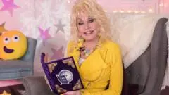 Dolly Parton: "Ratu Buku" yang Menginspirasi Jutaan Anak Lewat Hadiah Membaca