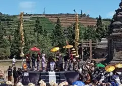 Ribuan Pengunjung Saksikan Ritual Unik Ruwatan Anak Rambut Gimbal di Dieng Culture Festival 2026