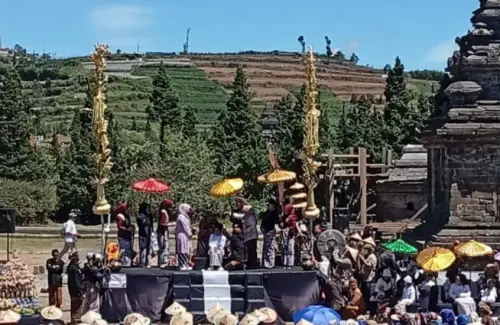 Ribuan Pengunjung Saksikan Ritual Unik Ruwatan Anak Rambut Gimbal di Dieng Culture Festival 2026