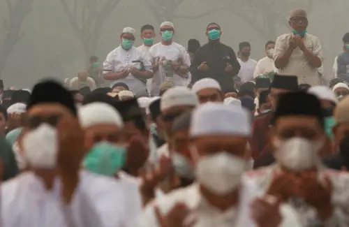 Ribuan Warga Kalbar Gelar Salat Istisqa Minta Hujan di Tengah Kabut Asap Karhutla