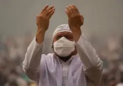 Ribuan Warga Kalbar Gelar Salat Istisqa di Tengah Kabut Asap, Mohon Turun Hujan