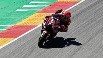 Marc Marquez Rayakan Kemenangan MotoGP Aragon 2026 dengan Gestur Unik untuk Penggemar