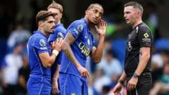 Gangguan Teknis Lumpuhkan Komunikasi Wasit Michael Oliver di Laga Chelsea