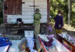 Momen Pilu Bocah Toraja Temani Jasad Nenek Buyut yang Baru Dikeluarkan dari Liang Kubur