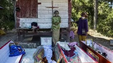 Momen Pilu Bocah Toraja Temani Jasad Nenek Buyut yang Baru Dikeluarkan dari Liang Kubur
