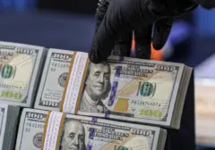 Rupiah Tertekan Isu Geopolitik dan Pergantian Bos Bank Indonesia