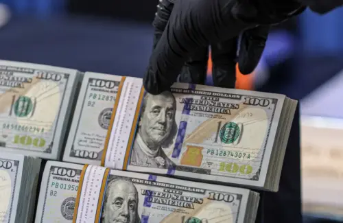 Rupiah Tertekan Isu Geopolitik dan Pergantian Bos Bank Indonesia