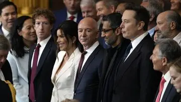 Trump Ungkap Kekesalannya atas Upaya Bezos dan Zuckerberg Dekati Dirinya