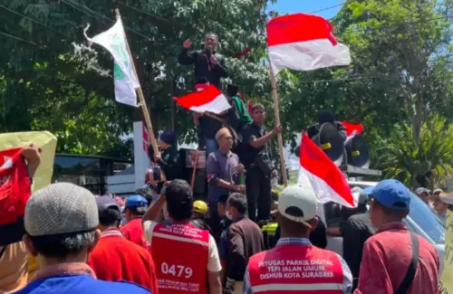Ratusan Jukir Surabaya Desak Kejelasan Sistem Parkir Digital dan Pembagian Hasil