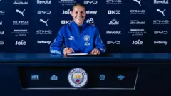 Bek Jerman Carlotta Wamser Resmi Gabung Manchester City dengan Kontrak Empat Tahun