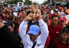 Foto Misterius Dua Jari Nicolas Maduro Tersebar dari Penjara AS