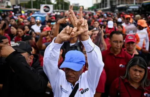 Foto Misterius Dua Jari Nicolas Maduro Tersebar dari Penjara AS