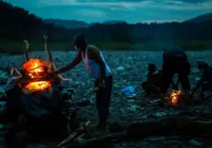 Banjir Nepal: Jenazah Istri Dikremasi di Tepi Sungai, Suami Terhalang Perbatasan China