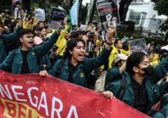 Mahasiswa Jatim Desak Pemerintah Utamakan Tangani Bencana di Gedung Grahadi
