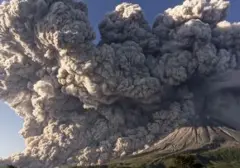 Status Siaga, 2.451 Warga Sinabung Mengungsi Akibat Erupsi