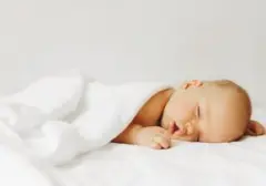 Senyum Bayi Saat Terlelap: Bukan Selalu Pertanda Mimpi Indah, Ini Penjelasan Ilmiahnya