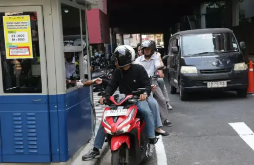 Anggota DPRD Surabaya Ajukan Wacana Parkir Tepi Jalan Gratis, Pajak Kendaraan Jadi Alternatif
