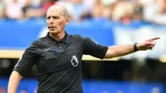 Mike Dean Ungkap Kebiasaan Unik di Tengah Lapangan saat Menjadi Wasit Liga Primer