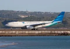 Garuda Indonesia Pastikan Pesawat GA-604 Mendarat Aman Pasca Insiden Pecah Ban di Makassar