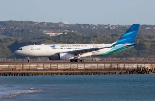 Garuda Indonesia Pastikan Pesawat GA-604 Mendarat Aman Pasca Insiden Pecah Ban di Makassar